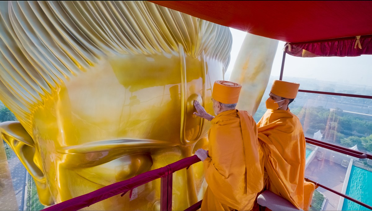 Swamishri performs pujan of Tapomurti Shri Nilkanth Varni