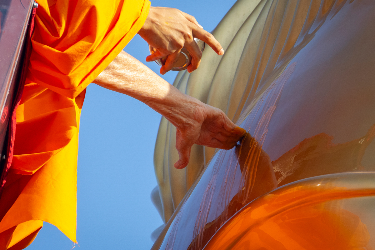 Swamishri applies chandan archa to Tapomurti Shri Nilkanth Varni