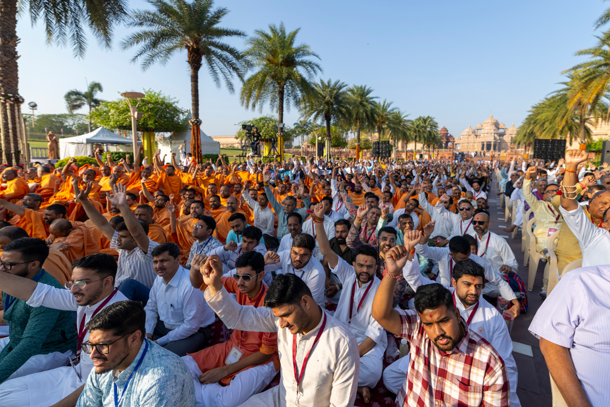 Swamis and devotees hail 'Tapomurti Shri Nilkanth Varni Maharaj ni jai'