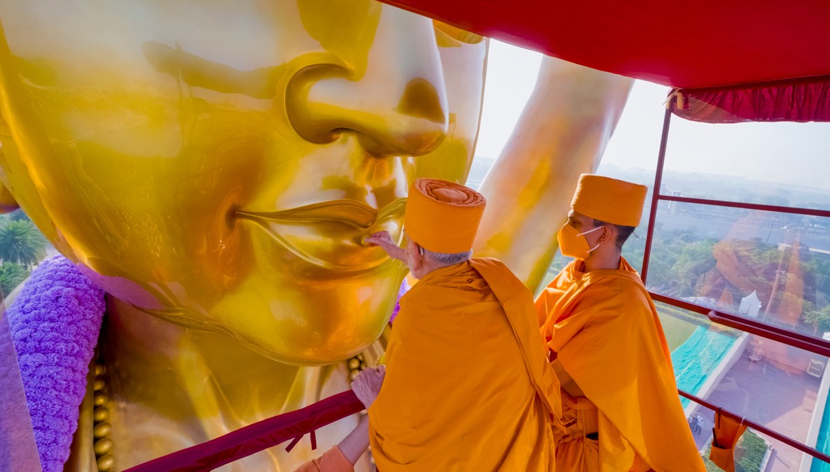 Swamishri offers a sweet to Tapomurti Shri Nilkanth Varni