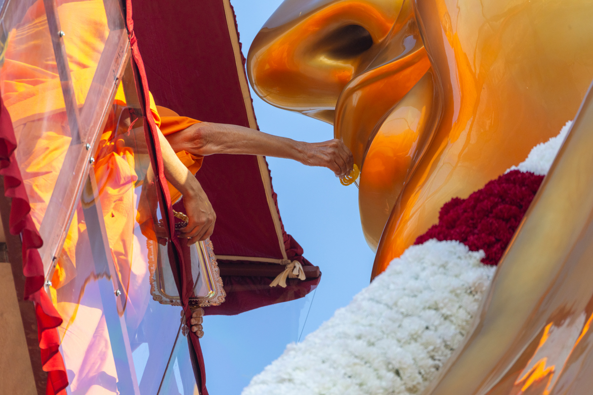 Swamishri offers a sweet to Tapomurti Shri Nilkanth Varni