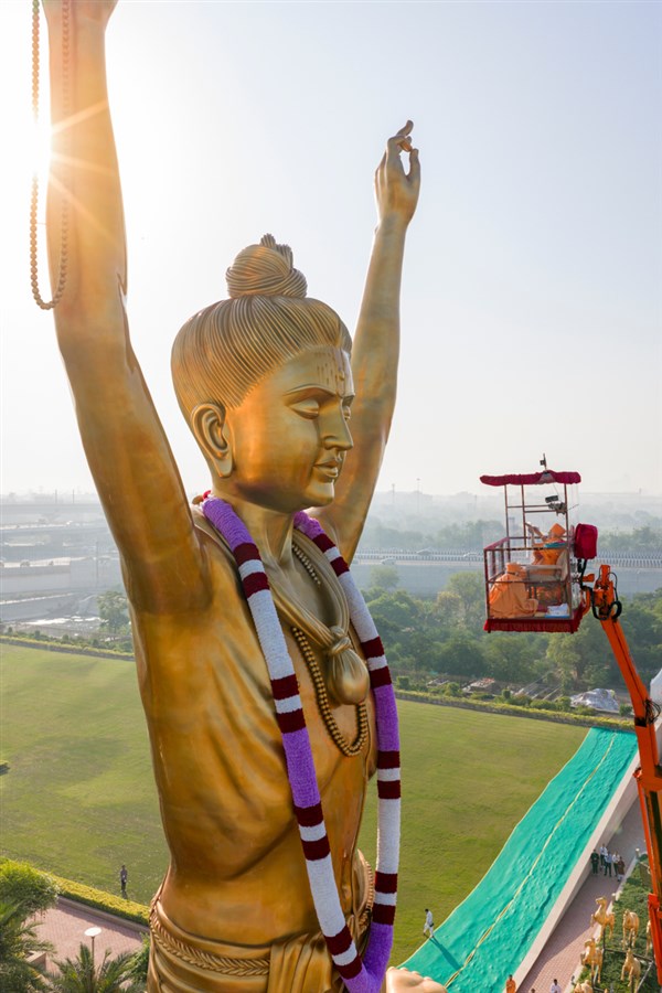 Swamishri performs the murti-pratishtha arti