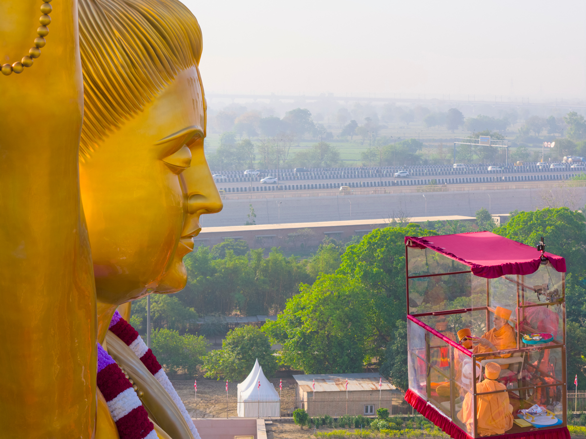Swamishri performs the murti-pratishtha arti