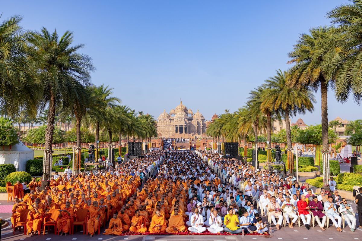 Swamis and devotees doing darshan of the arti