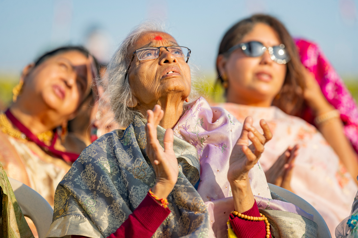 Devotees doing darshan of Tapomurti Shri Nilkanth Varni
