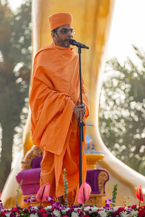 Adarshjivan Swami addresses the assembly