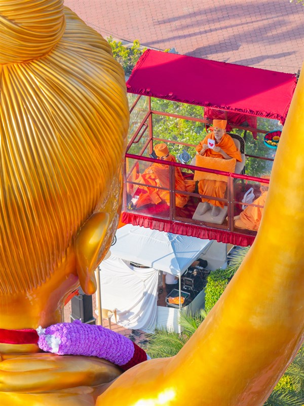 Swamishri offers a hand written book, 'Satsang Diksha - Sar Sankshep' to Tapomurti Shri Nilkanth Varni