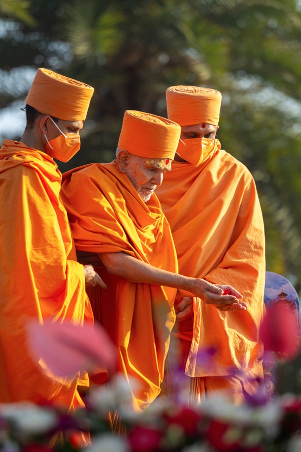 Swamishri offers mantra-pushpanjali