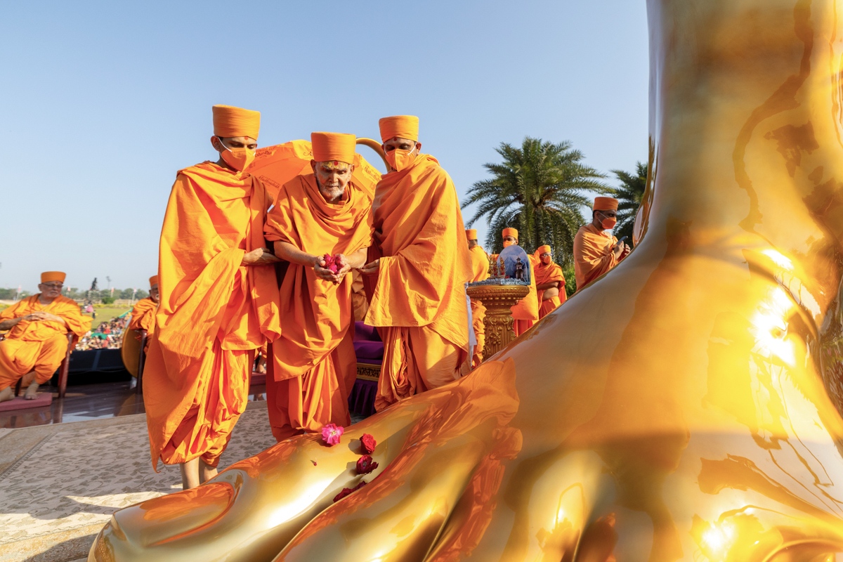 Swamishri offers mantra-pushpanjali