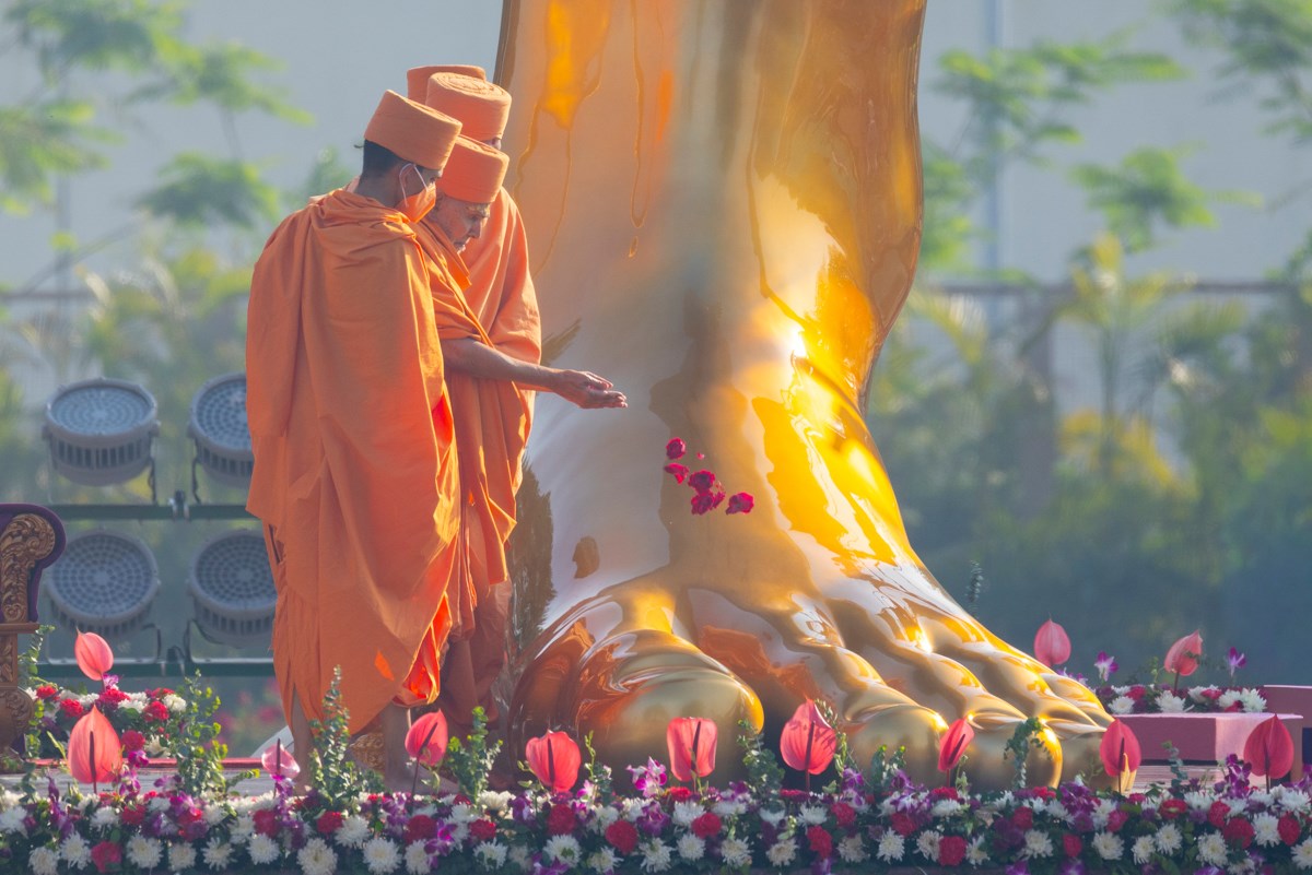 Swamishri offers mantra-pushpanjali