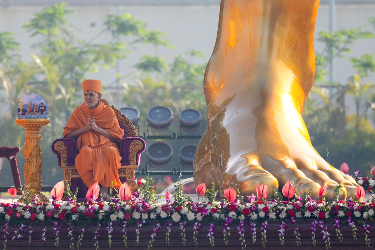 Swamishri greets all with folded hands