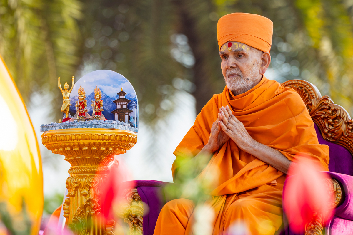 Swamishri greets all with folded hands