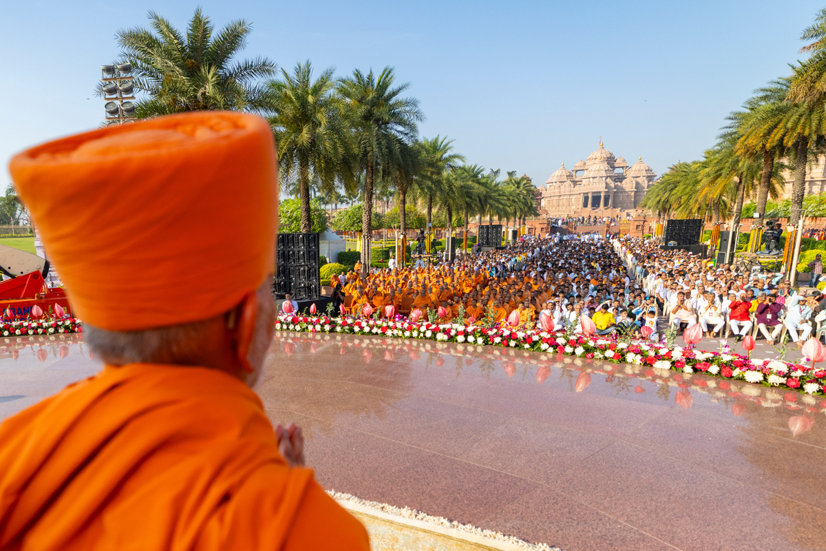 Swamis and devotees doing darshan of Swamishri
