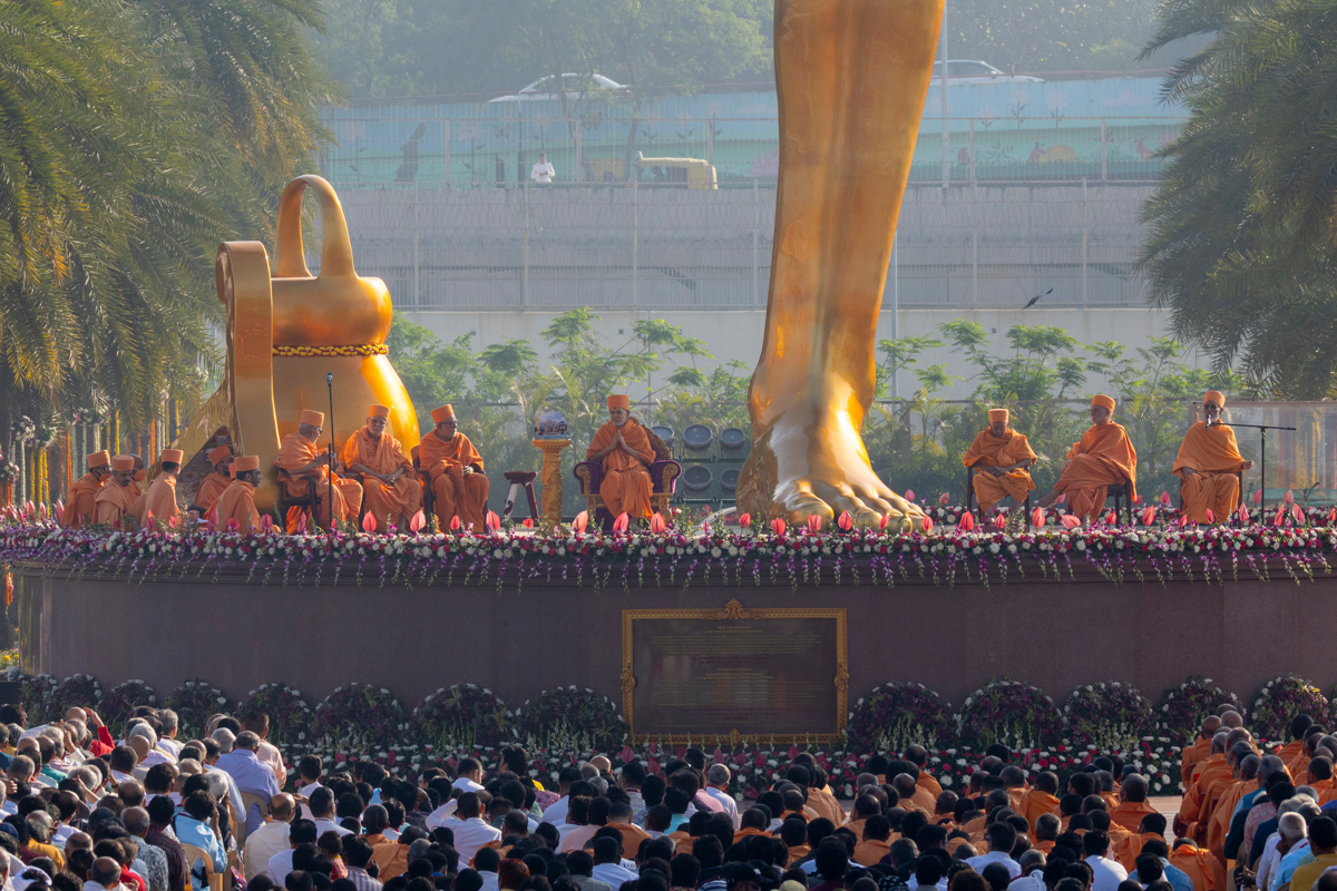 Swamishri and senior swamis during the assembly