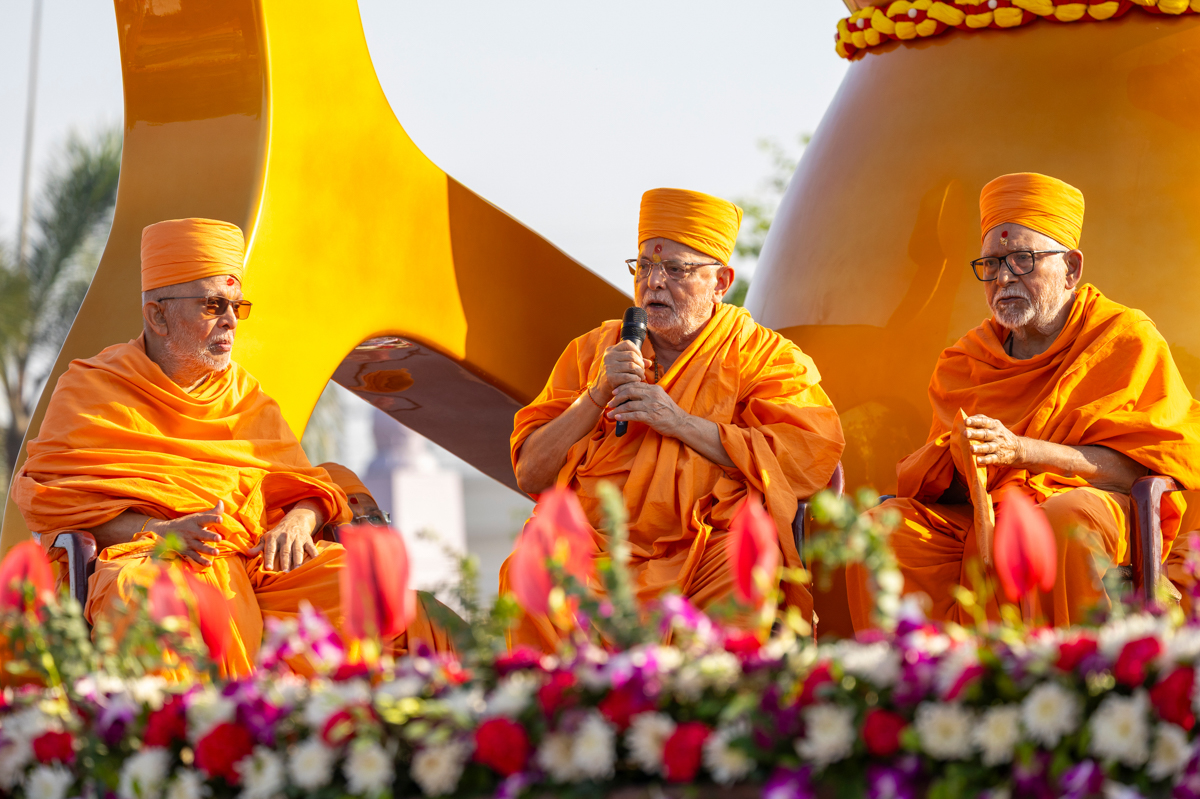 Pujya Ishwarcharan Swami addresses the assembly
