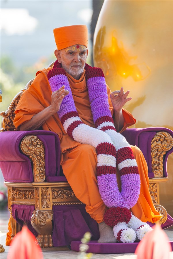 Swamishri honored with a garland