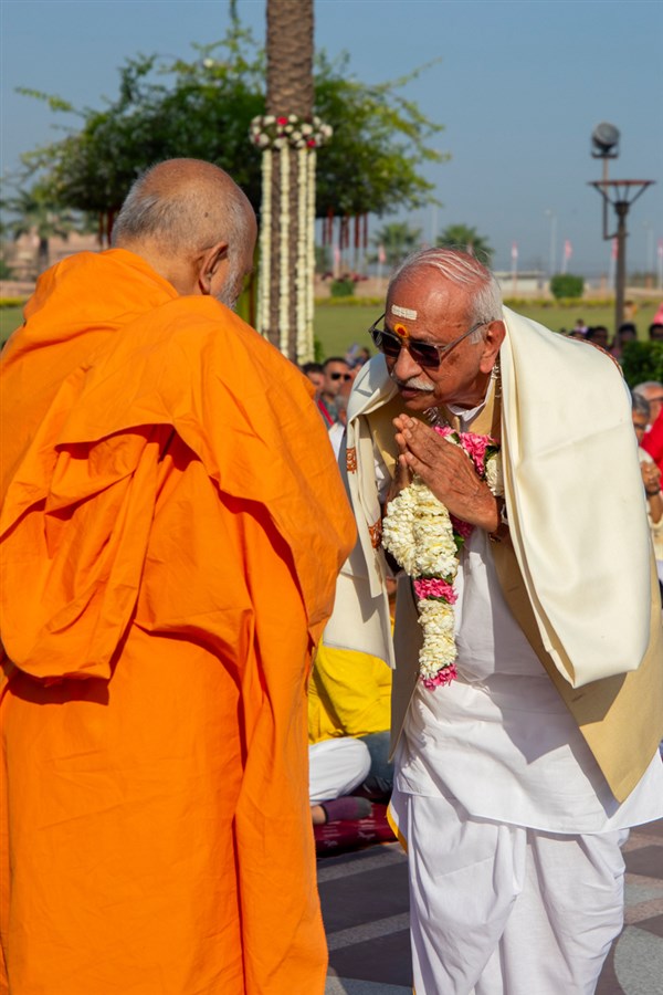 Yagnapriya Swami honors a well-wisher with a shawl