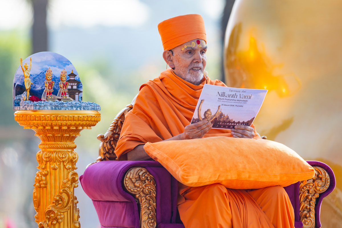 Swamishri blesses the assembly