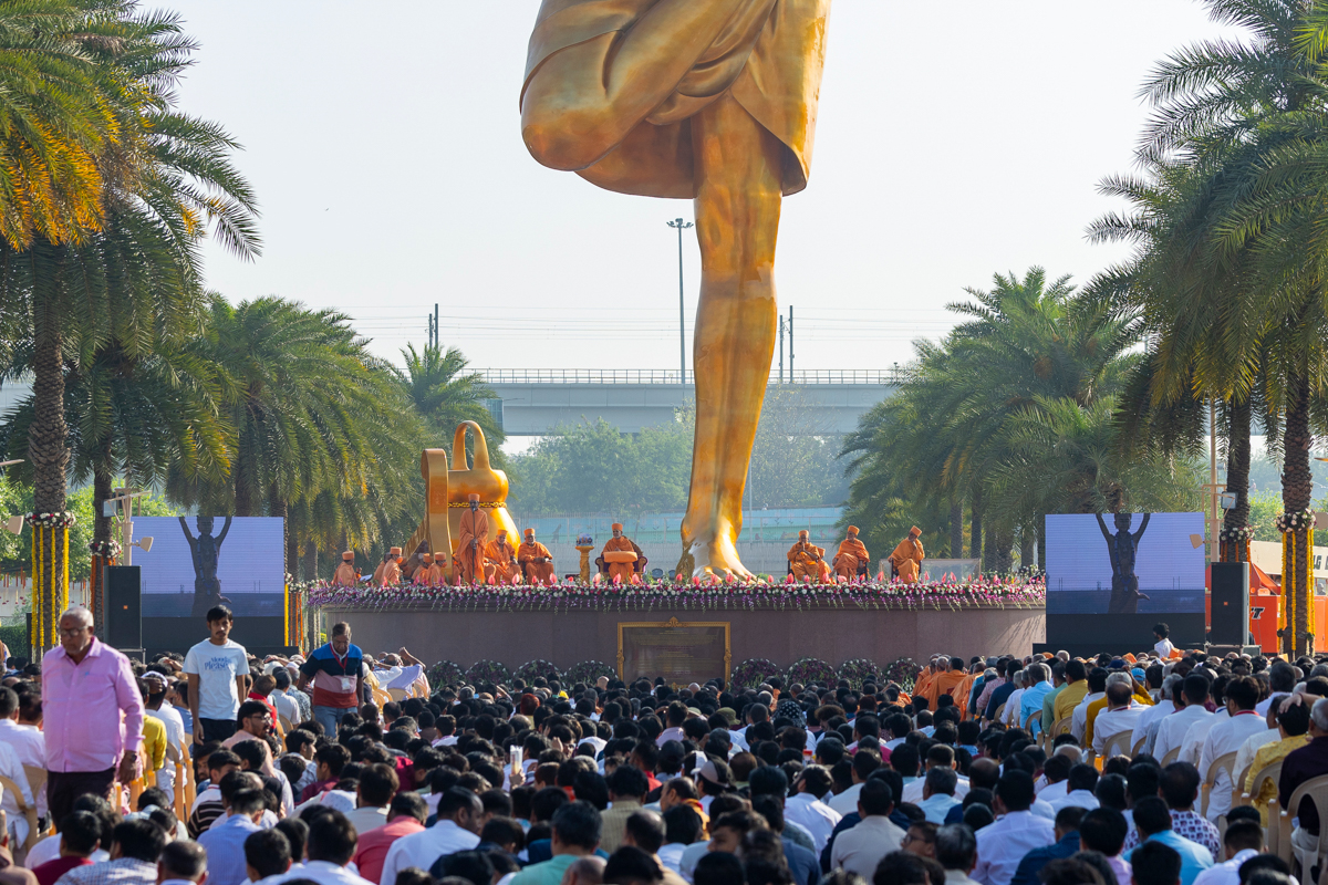 Swamishri and senior swamis during the assembly