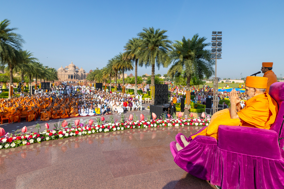 Swamis and devotees doing darshan of Swamishri