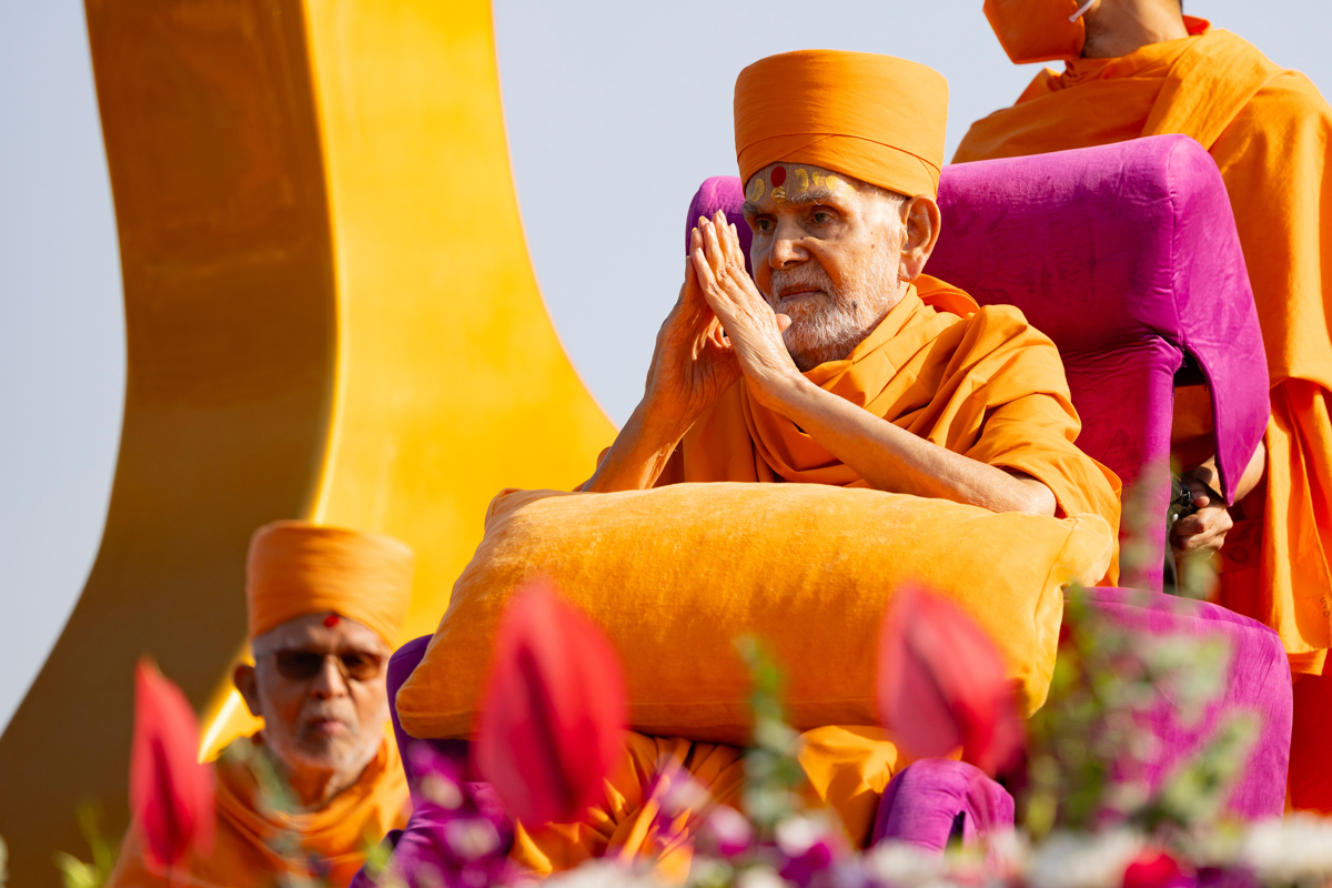 Swamishri greets all with folded hands