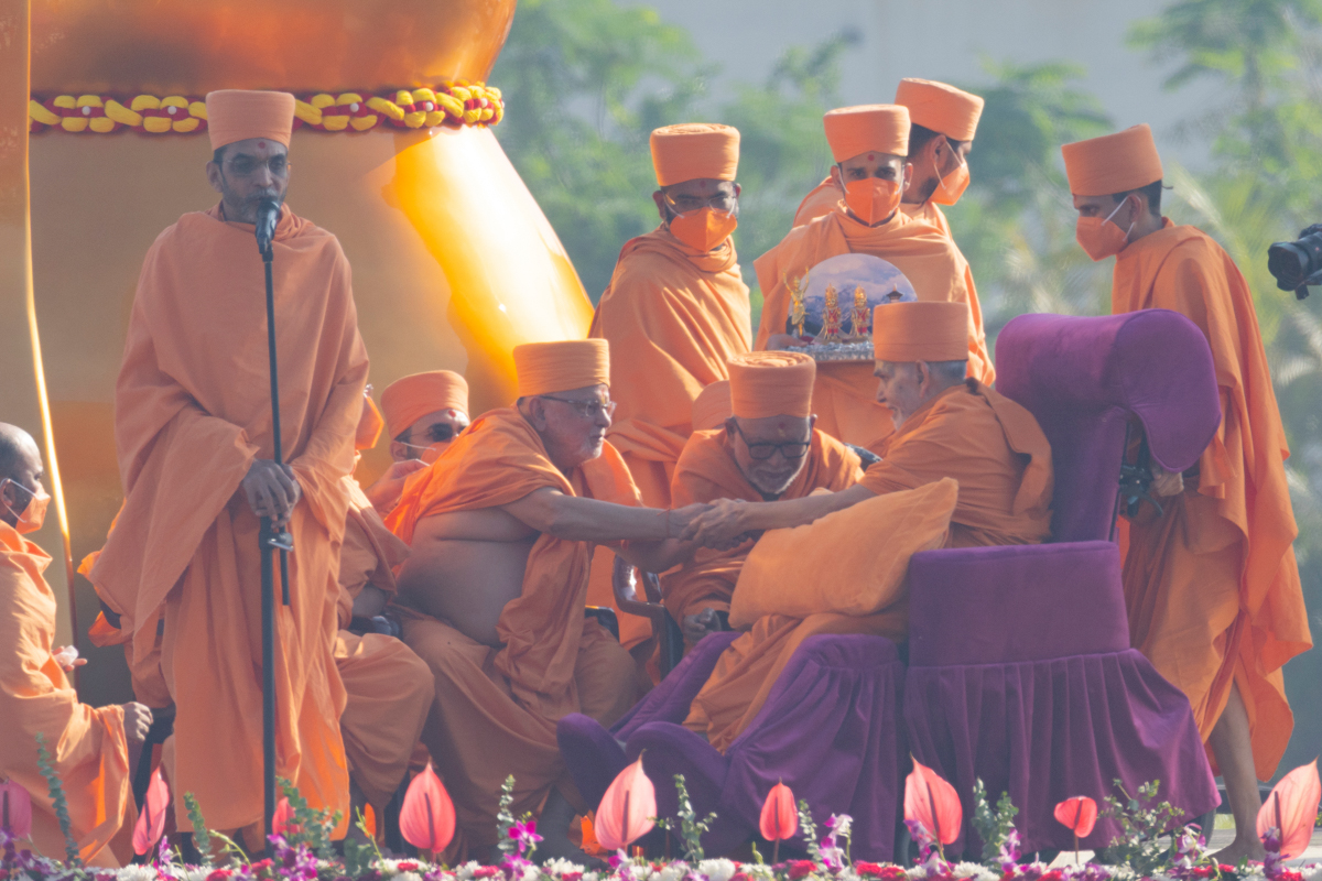 Pujya Ishwarcharan Swami greets Swamishri