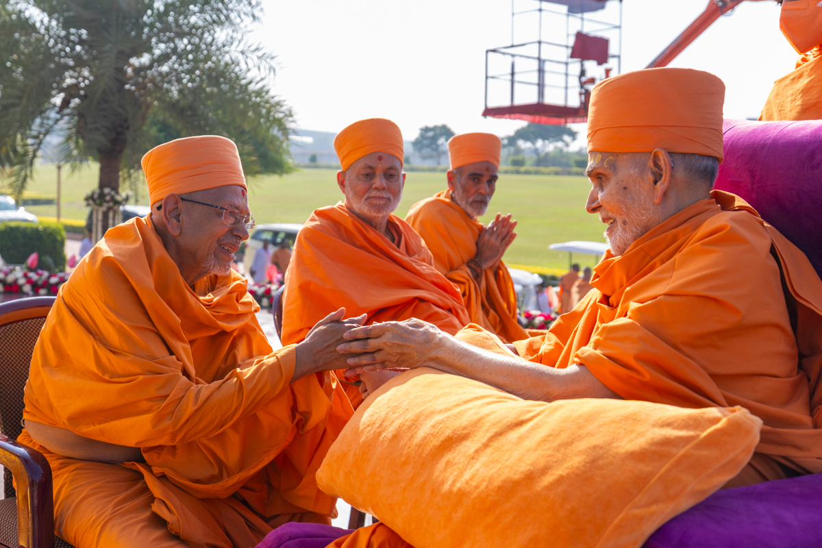 Pujya Tyagvallabh Swami greets Swamishri