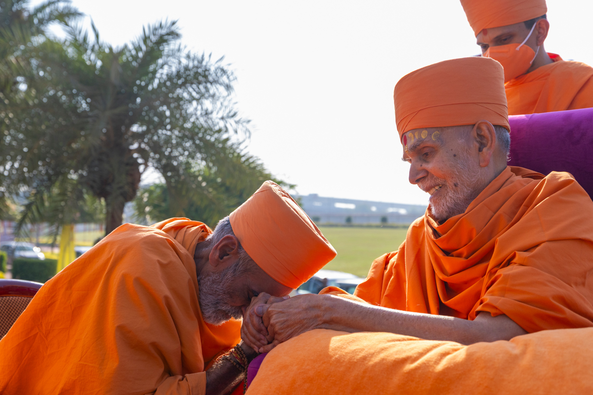 Anandswarup Swami greets Swamishri