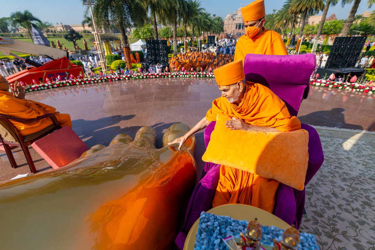Swamishri doing darshan of Tapomurti Shri Nilkanth Varni