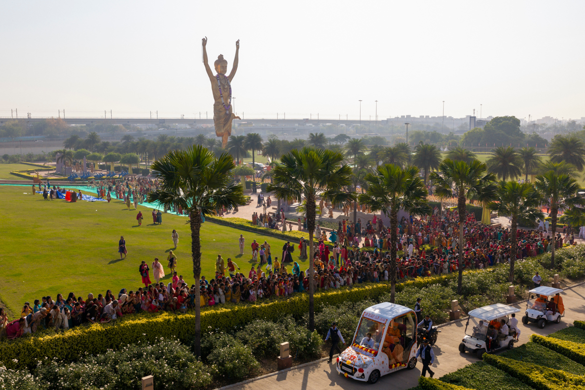 Swamishri returns to 'Sarvasva'