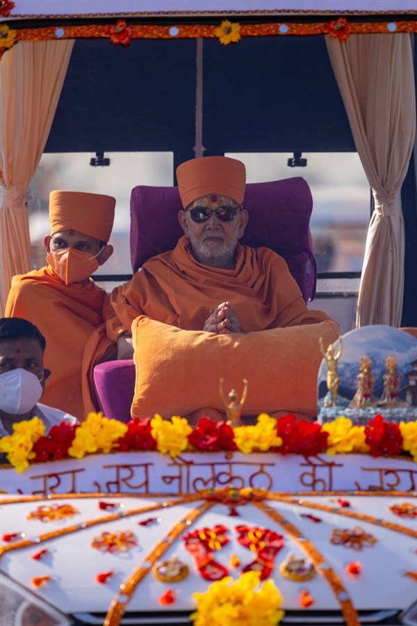 Swamishri greets all with folded hands