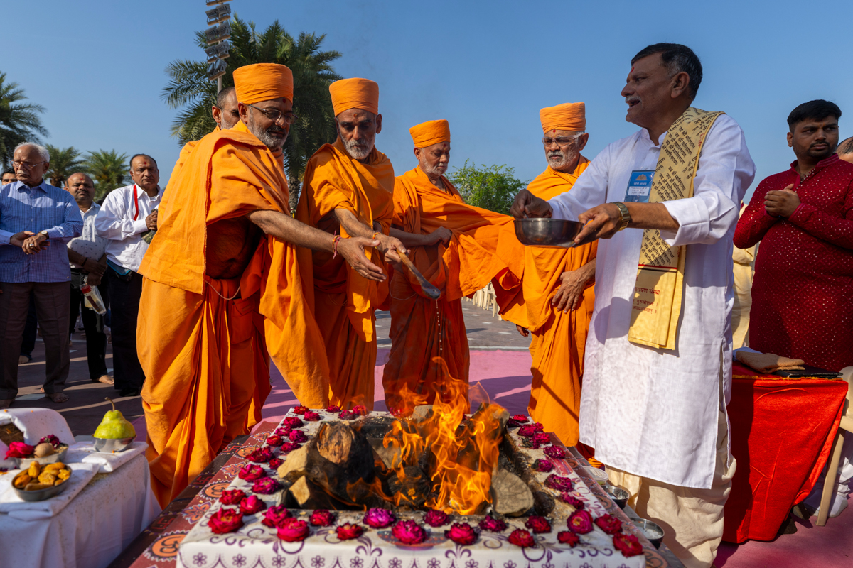 Anandswarup Swami and swamis perform the yagna rituals