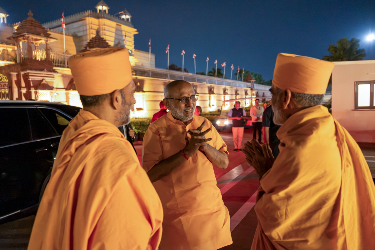 Anandswarup Swami welcomes Shri C.P. Radhakrishnan, Vice President of India, at Swaminarayan Akshardham