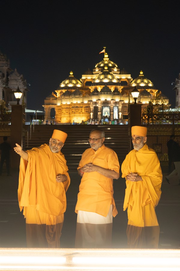 Gnanmuni Swami presents about the murti of Tapomurti Shri Nilkanth Varni to Shri C.P. Radhakrishnan