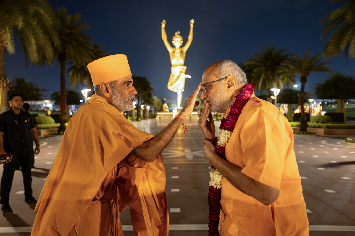 Anandswarup Swami applies a chandlo to Shri C.P. Radhakrishnan