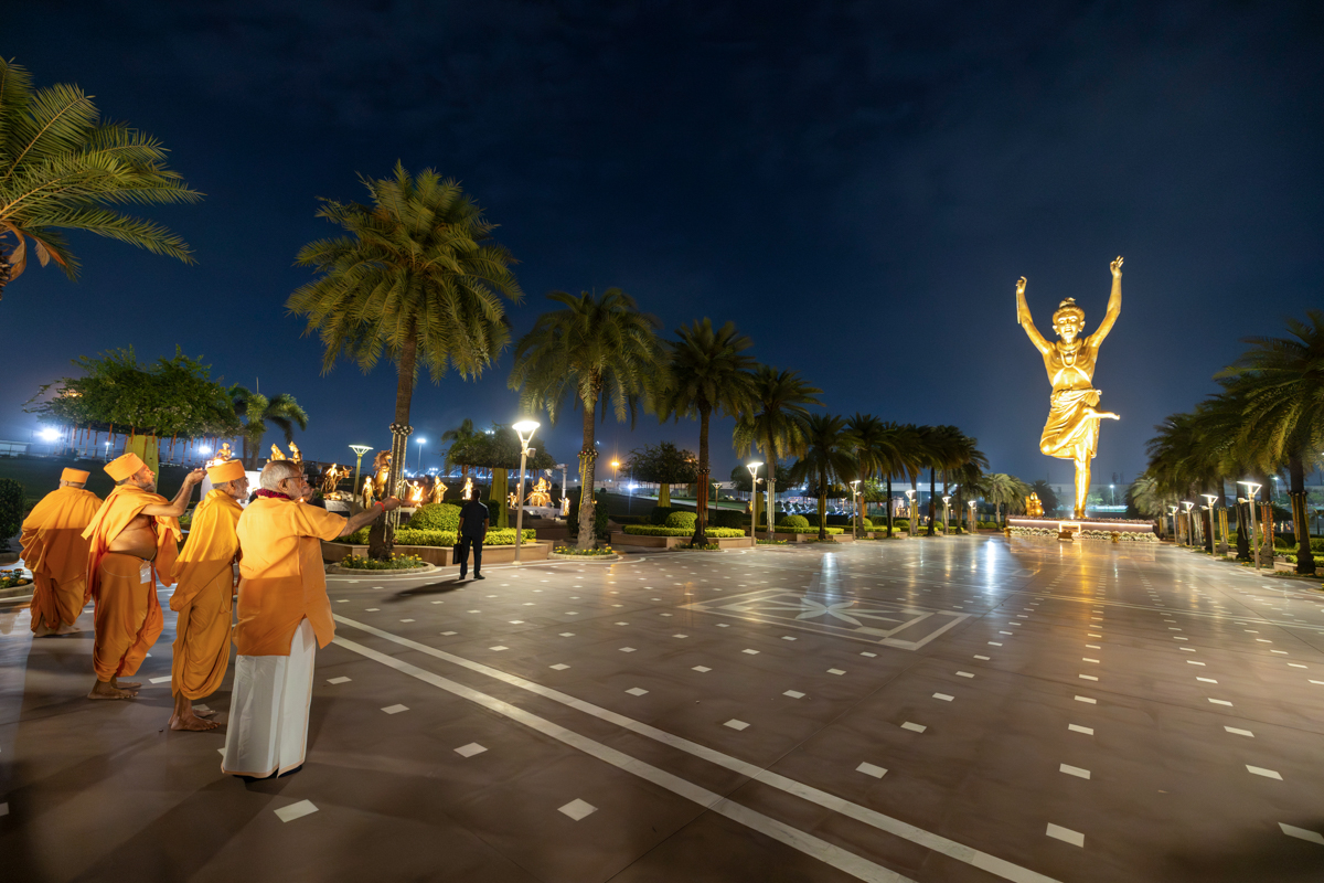 Shri C.P. Radhakrishnan, Anandswarup Swami and swamis perform the arti of Tapomurti Shri Nilkanth Varni