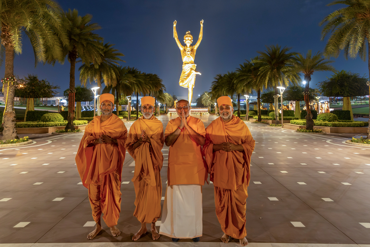 Shri C.P. Radhakrishnan with Anandswarup Swami and swamis before the murti of Tapomurti Shri Nilkanth Varni