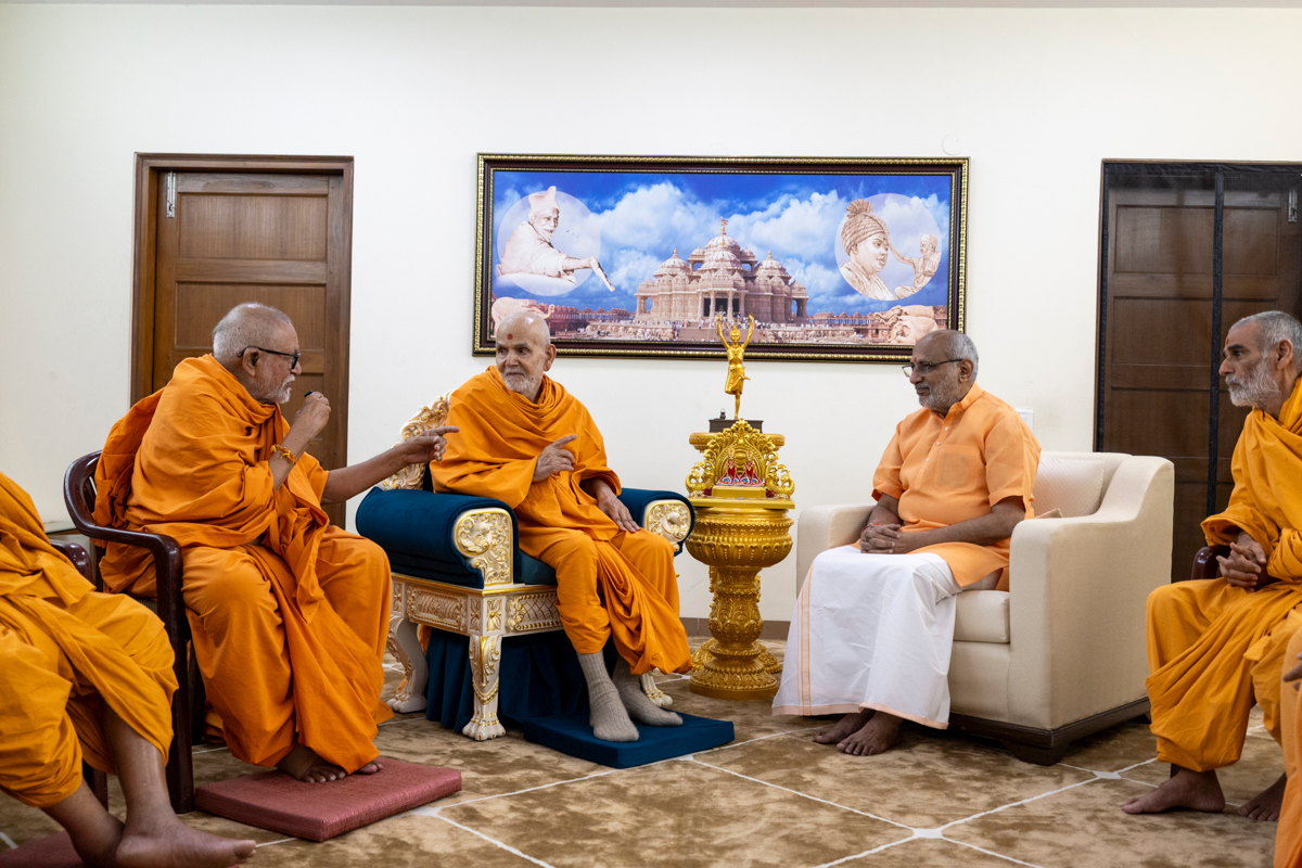 Pujya Bhaktipriya Swami (Kothari Swami) in conversation with Shri C.P. Radhakrishnan