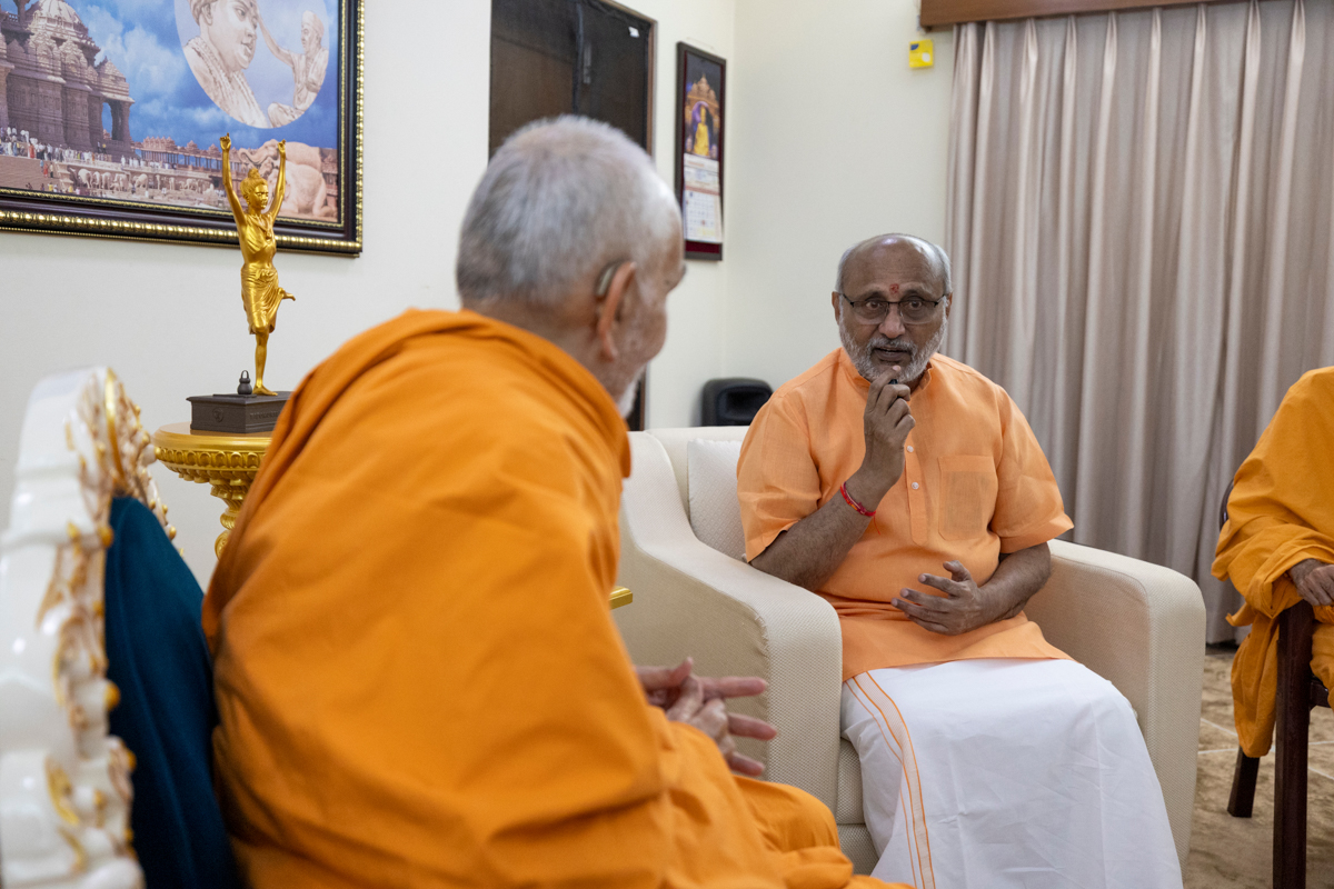 Shri C.P. Radhakrishnan in conversation with Swamishri