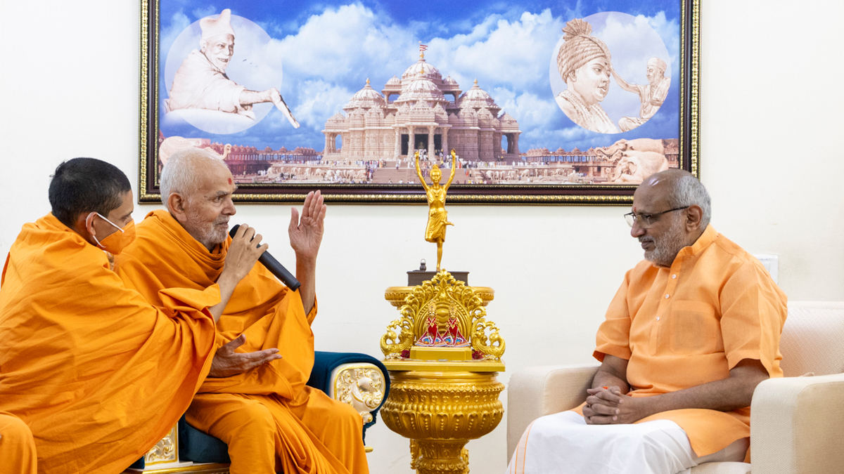 Swamishri in conversation with Shri C.P. Radhakrishnan