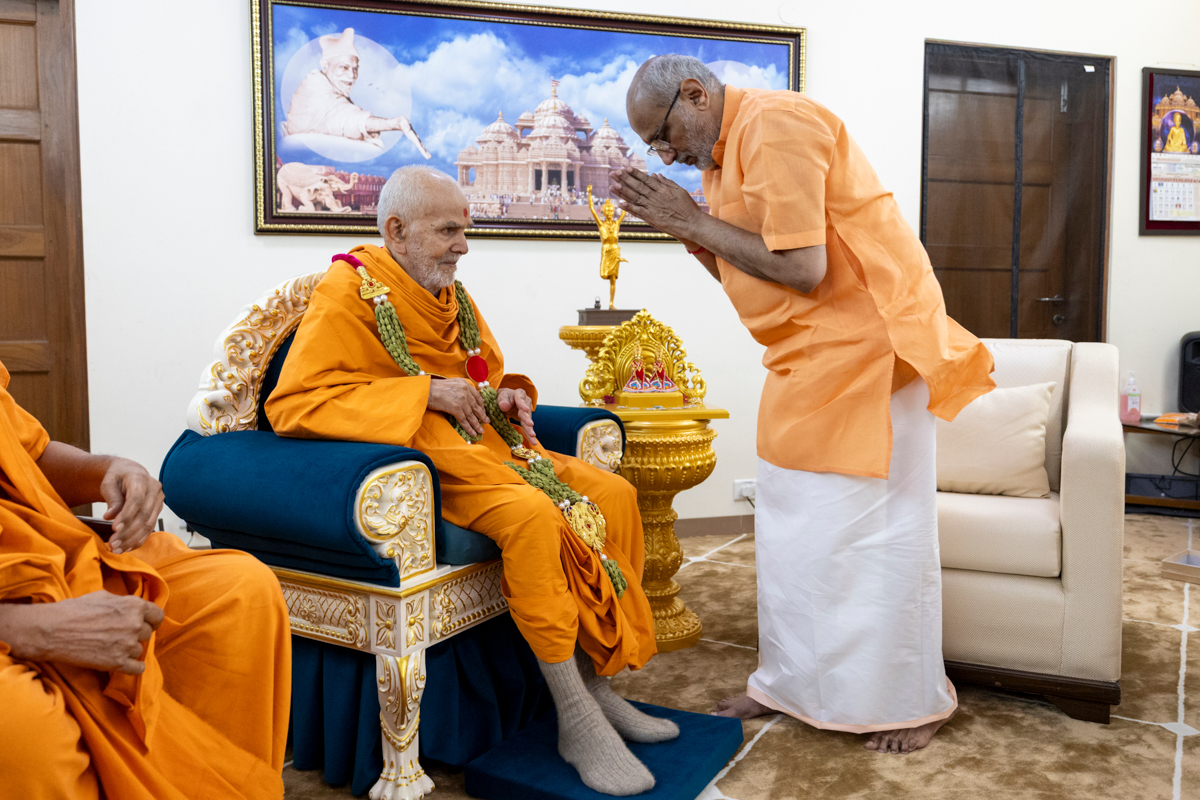 Shri C.P. Radhakrishnan honors Swamishri with a garland