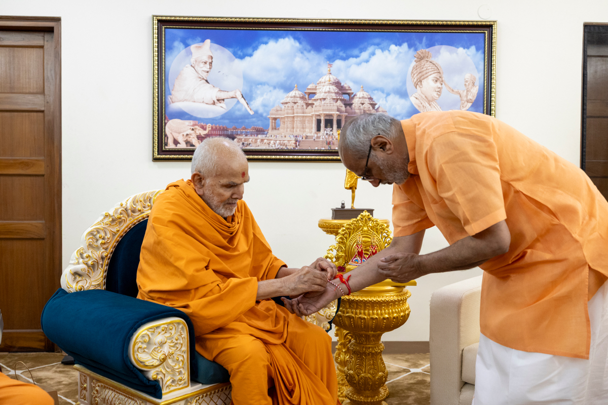 Swamishri ties a nadachhadi to Shri C.P. Radhakrishnan