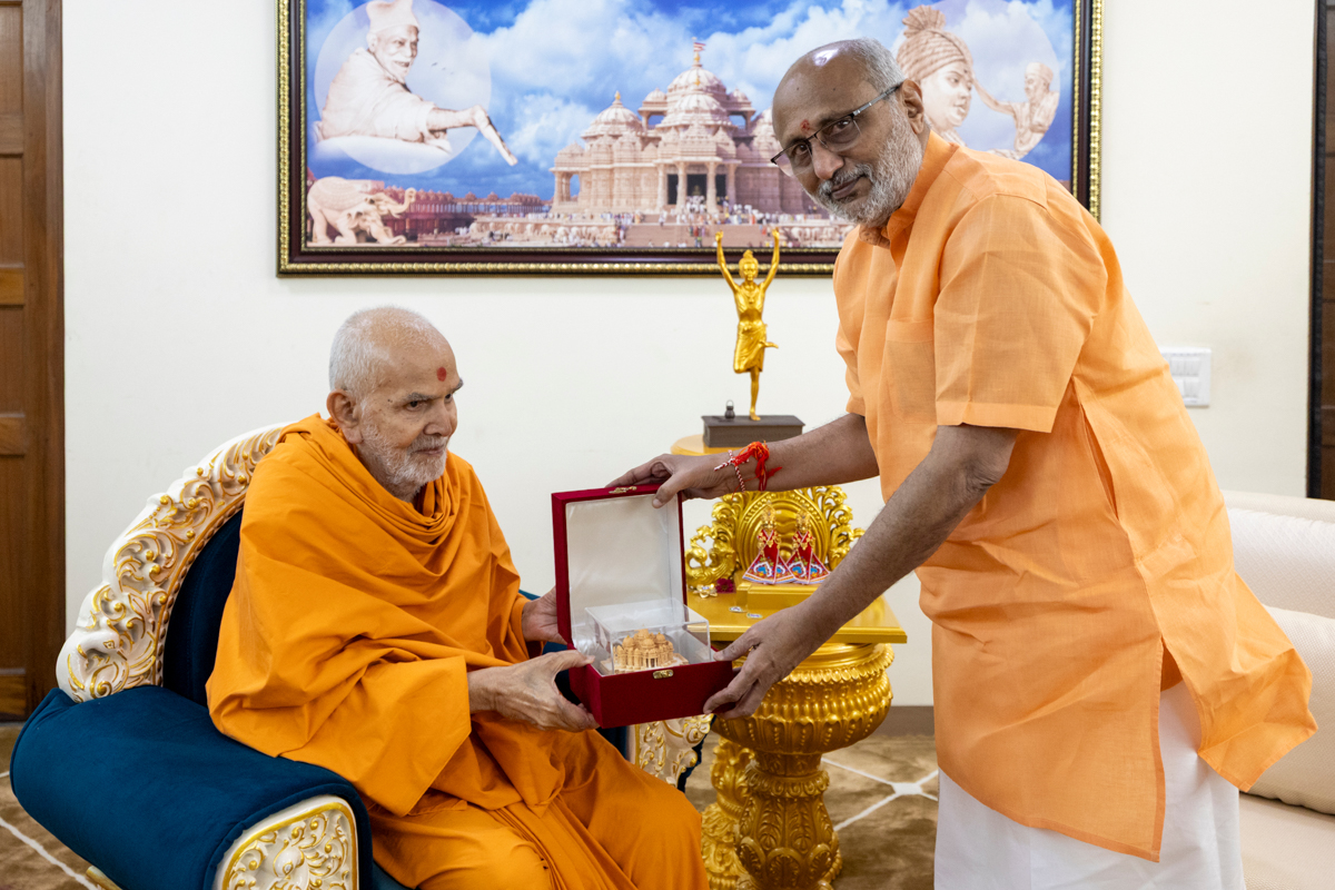 Swamishri presents a memento to Shri C.P. Radhakrishnan