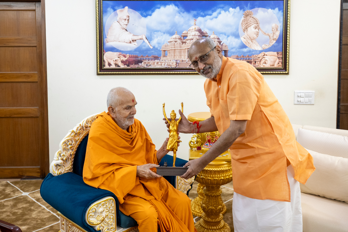 Swamishri presents a murti of Tapomurti Shri Nilkanth Varni to Shri C.P. Radhakrishnan