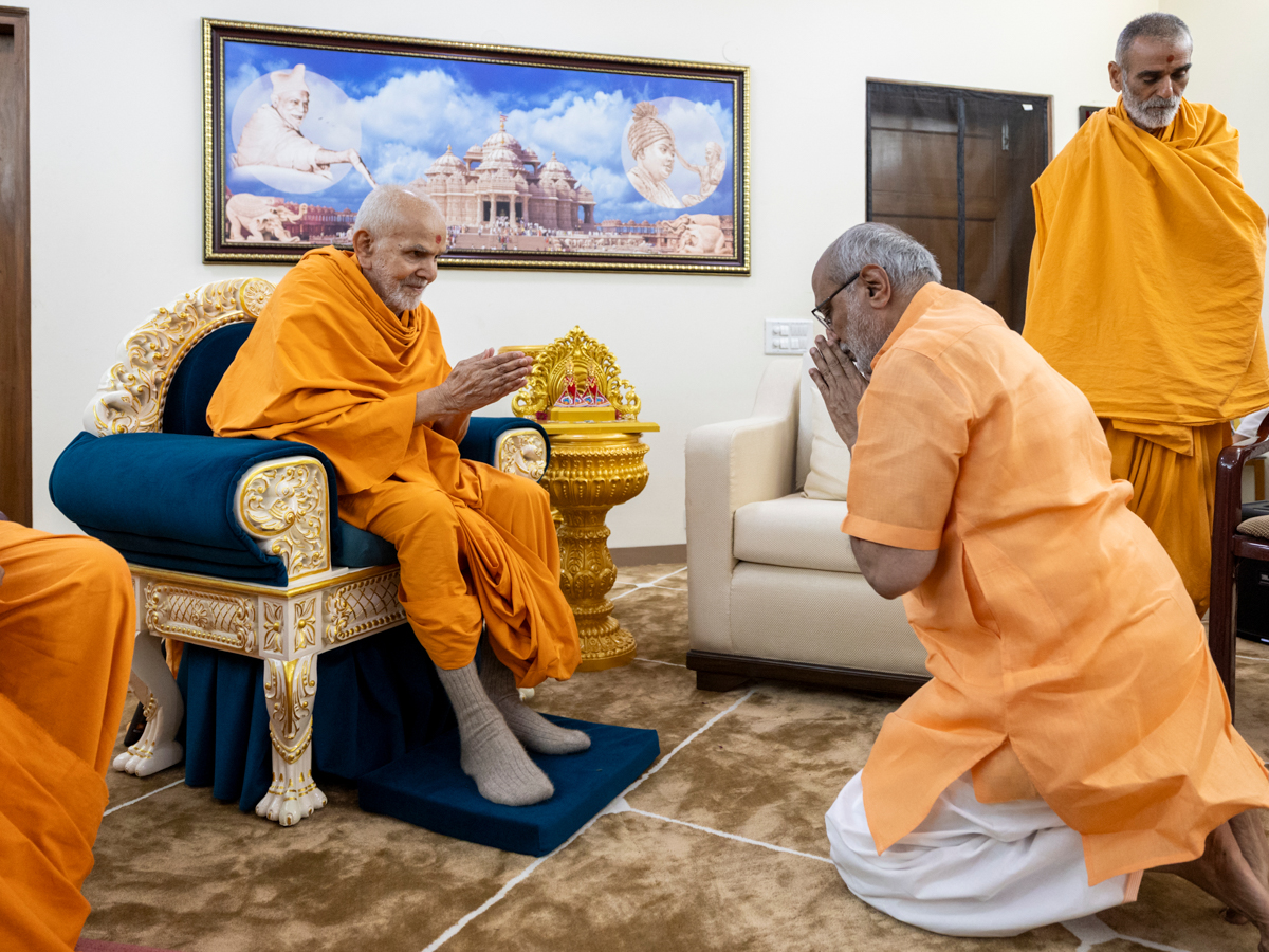 Shri C.P. Radhakrishnan doing darshan of Swamishri