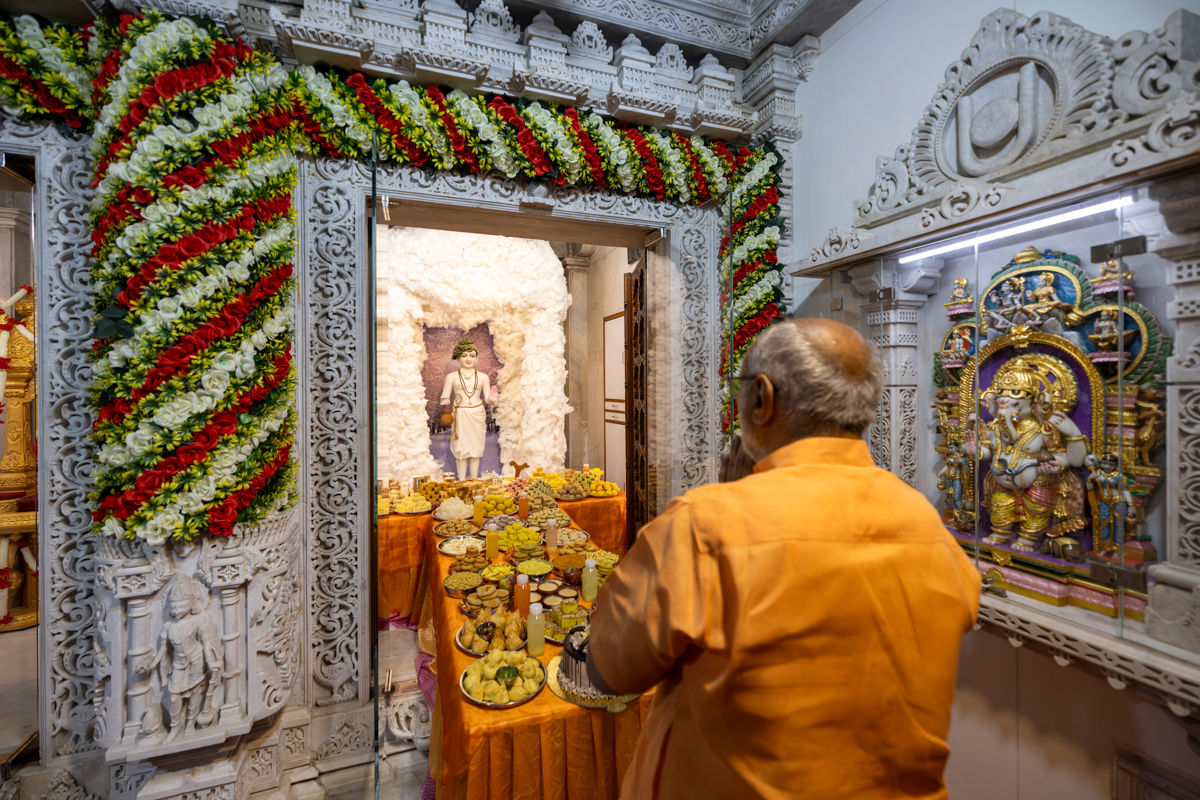 Shri C.P. Radhakrishnan doing darshan of Shri Ghanshyam Maharaj