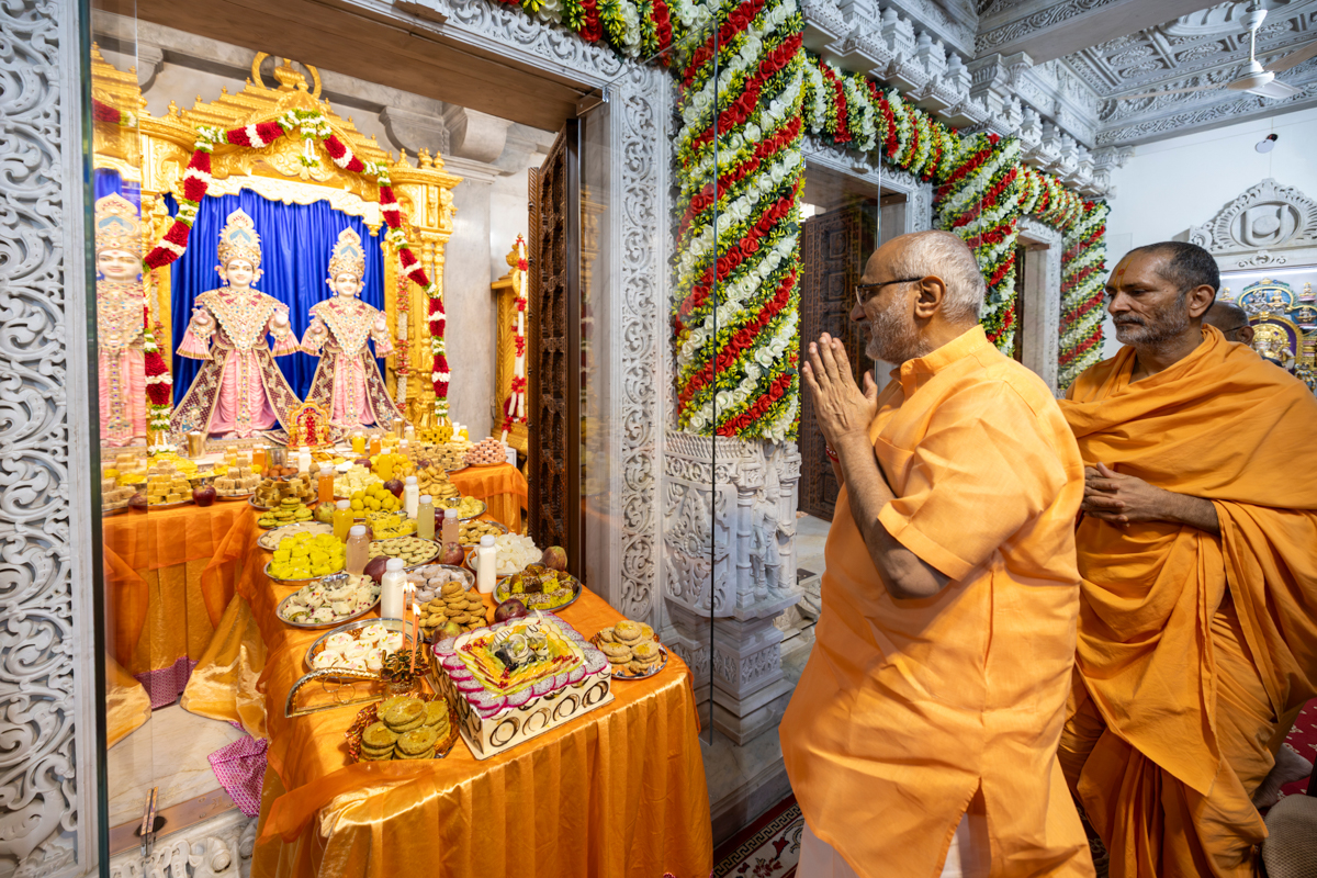 Shri C.P. Radhakrishnan doing darshan of Bhagwan Swaminarayan, Aksharbrahma Gunatitanand Swami