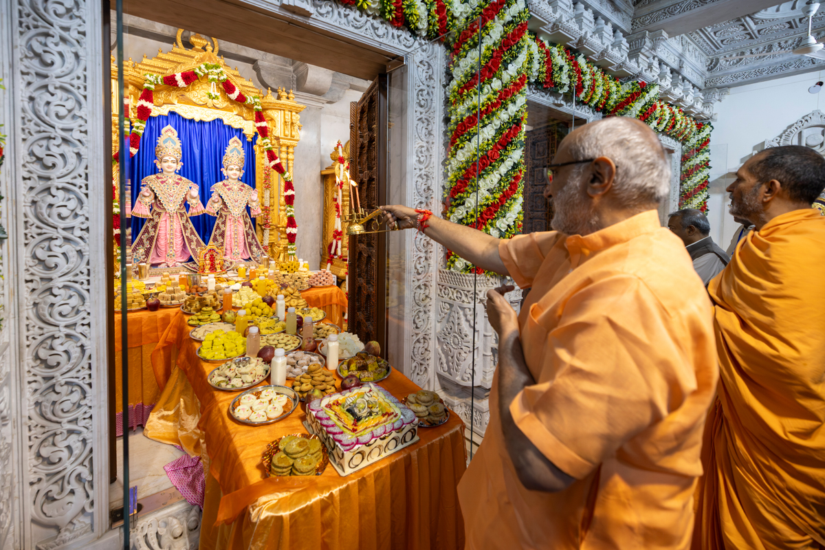 Shri C.P. Radhakrishnan performs the arti