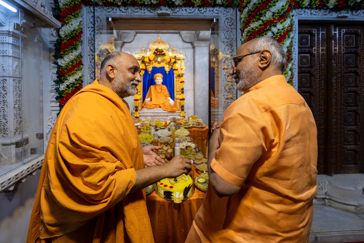Gnanmuni Swami in conversation with Shri C.P. Radhakrishnan