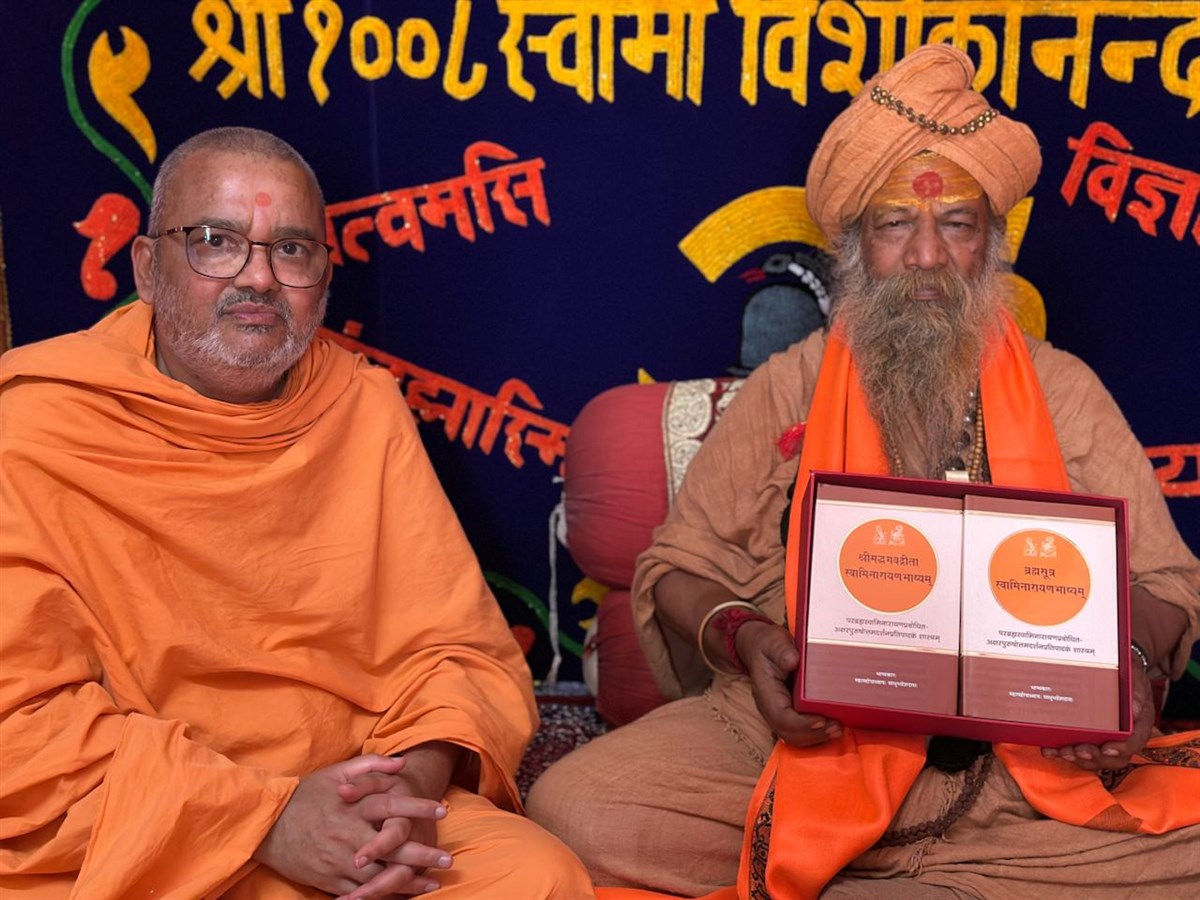 Bhadresh Swami offers Akshar-Purushottam Swaminarayan Bhashya to Nirvanpithadhishwar Swami Vishokanandji Maharaj